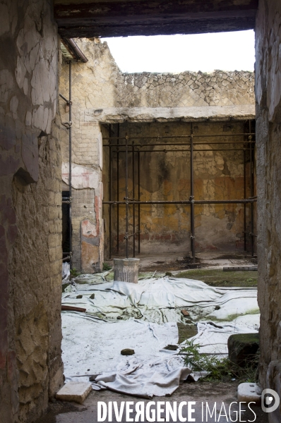 Pompei et Herculanum, deux villes détruites par l éruption de Vésuve en 79 après JC.