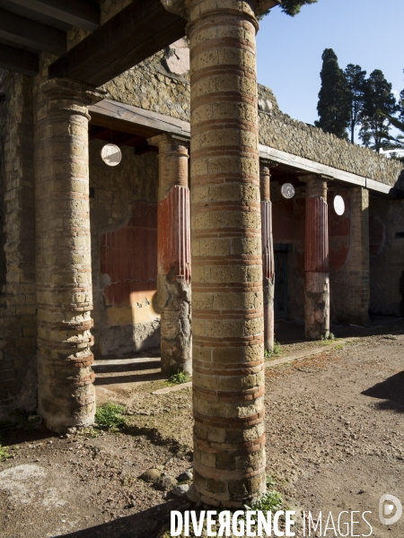 Pompei et Herculanum, deux villes détruites par l éruption de Vésuve en 79 après JC.