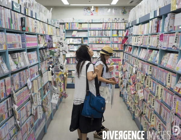 Tokyo, librairie, un rayon mangas pour filles et jeunes femmes