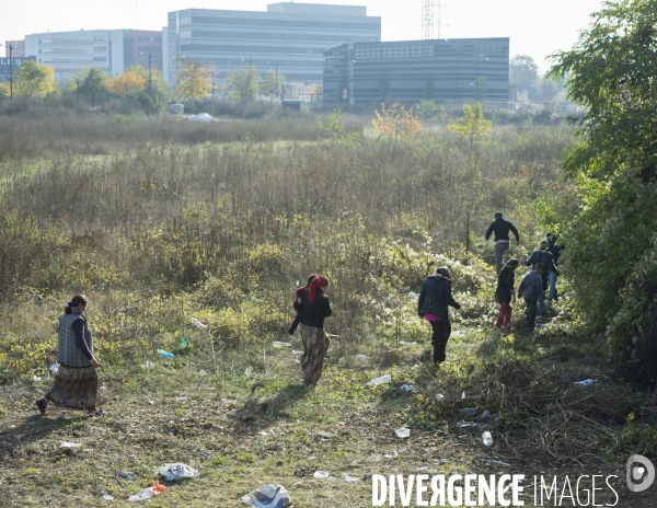 Installation d un camp par une communauté de  Roumains Roms dans une friche de Gennevilliers.