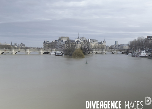 Une évocation de la crue de la Seine à Paris, janvier 2018.