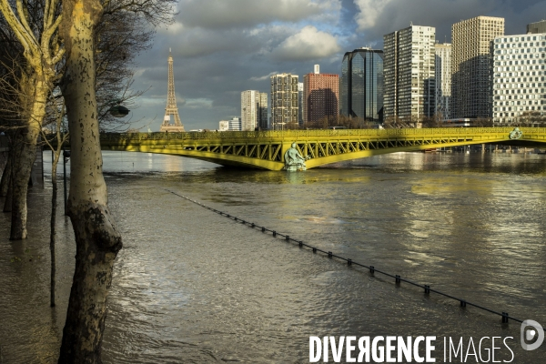 Une nouvelle crue de la Seine provoque des inondations à Paris.