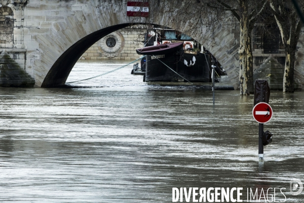 Une nouvelle crue de la Seine provoque des inondations à Paris.