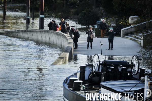 Une nouvelle crue de la Seine provoque des inondations à Paris.