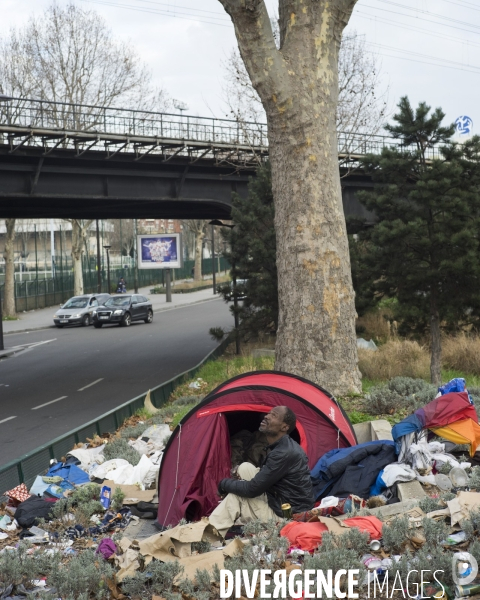 Homme campant porte de la Chapelle