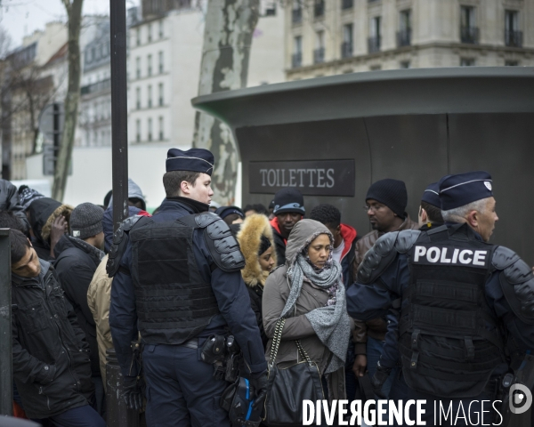 Evacuation de migrants et réfugiés du terre plein du métro aerien La Chapelle, Paris
