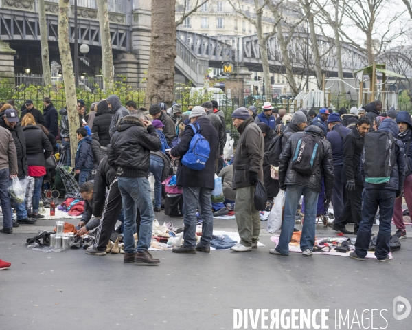 Marché informel ou marché aux biffins, metro La Chapelle , Paris