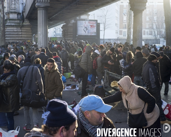 Marché informel ou marché aux biffins, metro La Chapelle , Paris