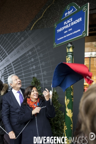 Anne Hidalgo et Philippe Houzé Président du directoire du Groupe Galeries Lafayette inaugurent la  place Théophile Bader du nom du fondateur des Galeries Lafayette.