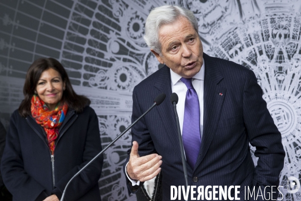 Anne Hidalgo et Philippe Houzé Président du directoire du Groupe Galeries Lafayette inaugurent la  place Théophile Bader du nom du fondateur des Galeries Lafayette.