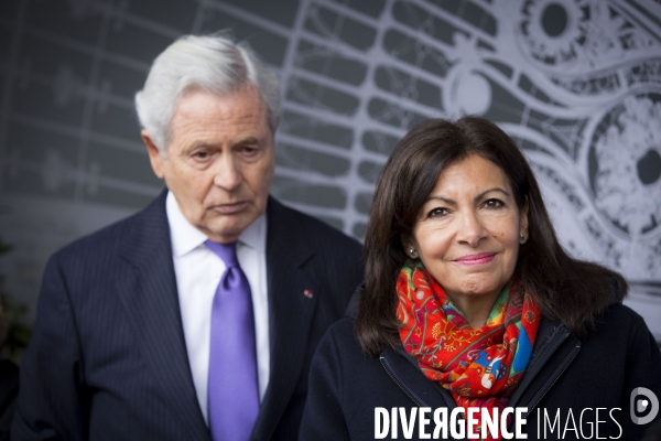 Anne Hidalgo et Philippe Houzé Président du directoire du Groupe Galeries Lafayette inaugurent la  place Théophile Bader du nom du fondateur des Galeries Lafayette.