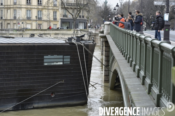 La Seine en crue à Paris. Seine flooded in Paris.