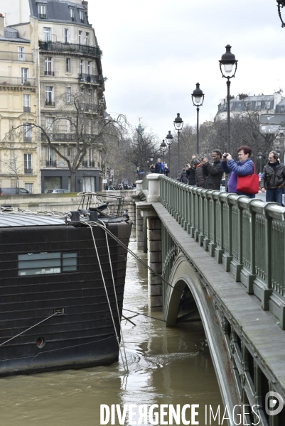 La Seine en crue à Paris. Seine flooded in Paris.