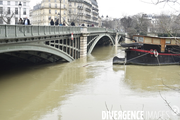 La Seine en crue à Paris. Seine flooded in Paris.