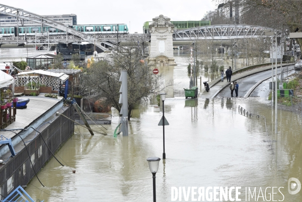 La Seine en crue à Paris. Seine flooded in Paris.