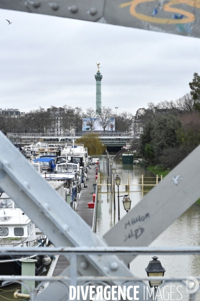 La Seine en crue à Paris. Seine flooded in Paris.