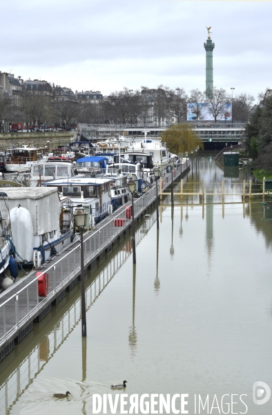 La Seine en crue à Paris. Seine flooded in Paris.