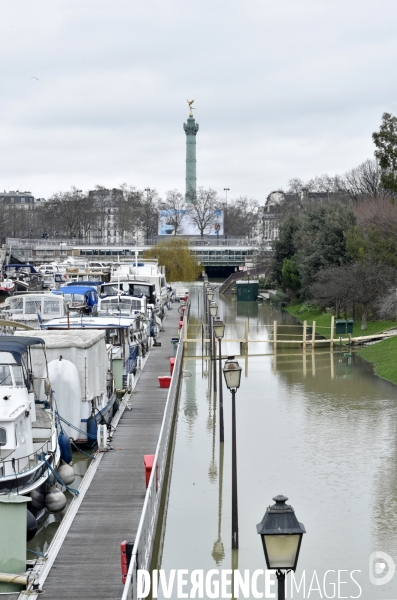 La Seine en crue à Paris. Seine flooded in Paris.