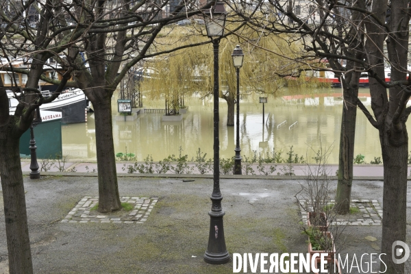 La Seine en crue à Paris. Seine flooded in Paris.