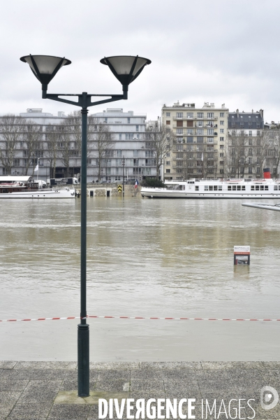 La Seine en crue à Paris. Seine flooded in Paris.