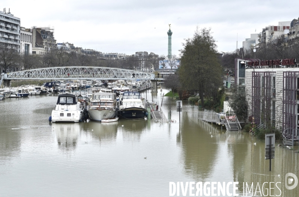 La Seine en crue à Paris. Seine flooded in Paris.