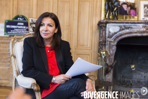 La maire de Paris Anne HIDALGO dans son bureau de l hôtel de ville.
