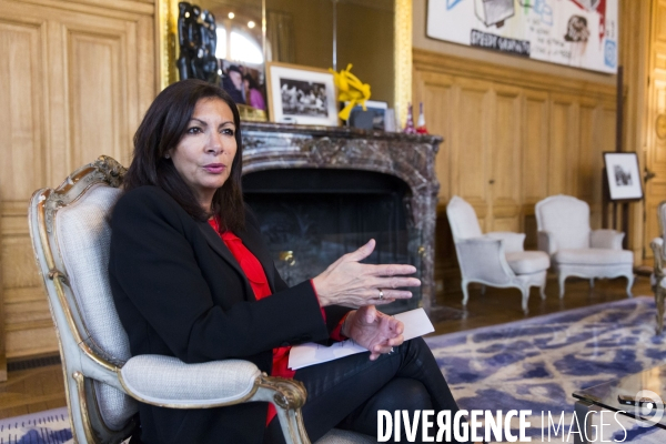 La maire de Paris Anne HIDALGO dans son bureau de l hôtel de ville.