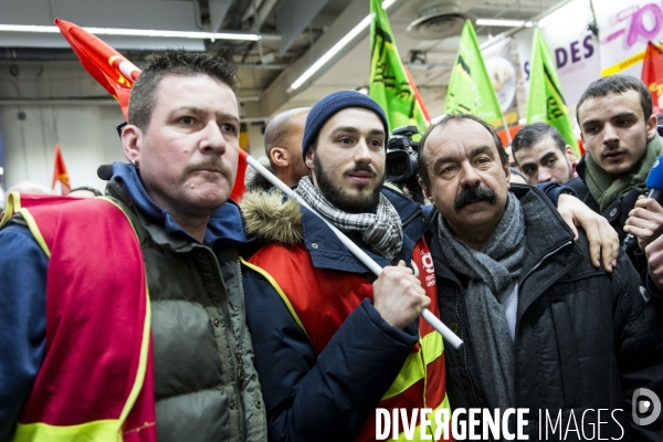 Manifestation du collectif CGT Carrefour dans l hypermarché de Montreuil, contre la  casse sociale 