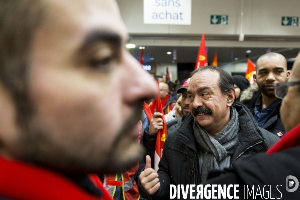 Manifestation du collectif CGT Carrefour dans l hypermarché de Montreuil, contre la  casse sociale 