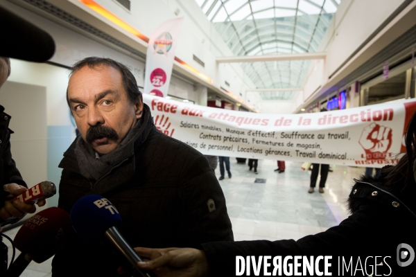 Manifestation du collectif CGT Carrefour dans l hypermarché de Montreuil, contre la  casse sociale 