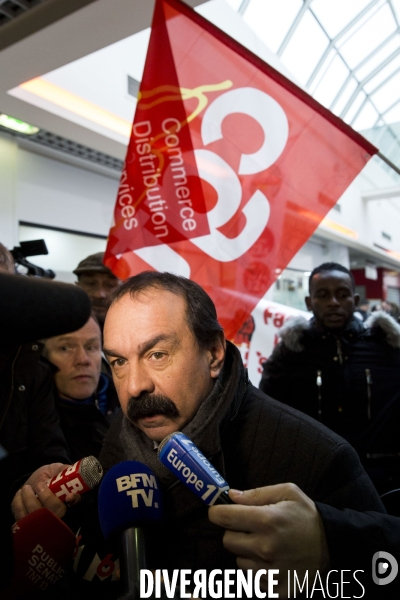 Manifestation du collectif CGT Carrefour dans l hypermarché de Montreuil, contre la  casse sociale 