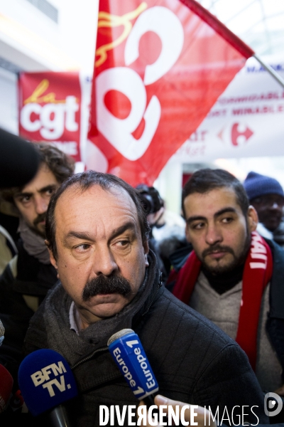 Manifestation du collectif CGT Carrefour dans l hypermarché de Montreuil, contre la  casse sociale 