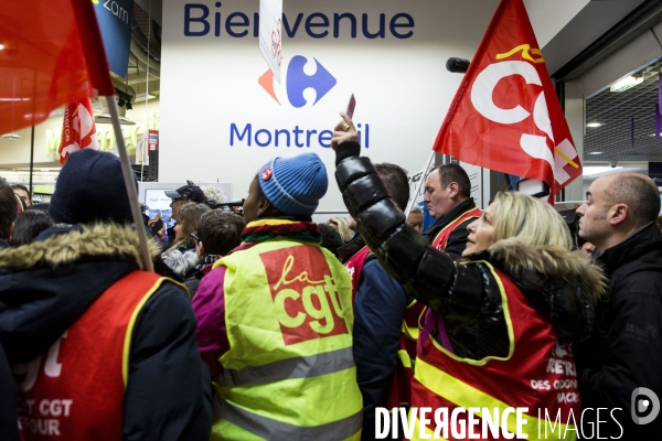 Manifestation du collectif CGT Carrefour dans l hypermarché de Montreuil, contre la  casse sociale 