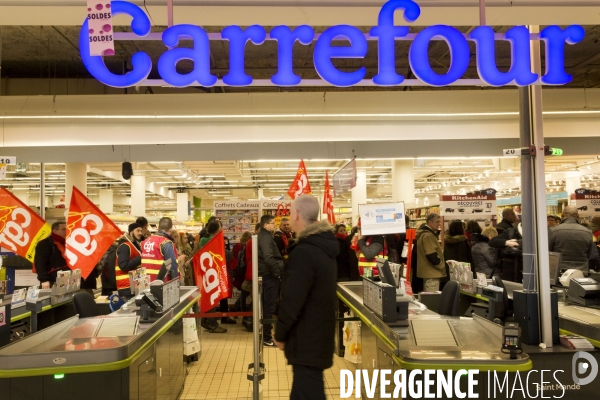 Manifestation du collectif CGT Carrefour dans l hypermarché de Montreuil, contre la  casse sociale 