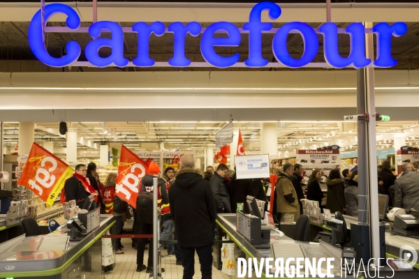 Manifestation du collectif CGT Carrefour dans l hypermarché de Montreuil, contre la  casse sociale 