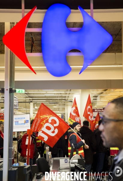 Manifestation du collectif CGT Carrefour dans l hypermarché de Montreuil, contre la  casse sociale 