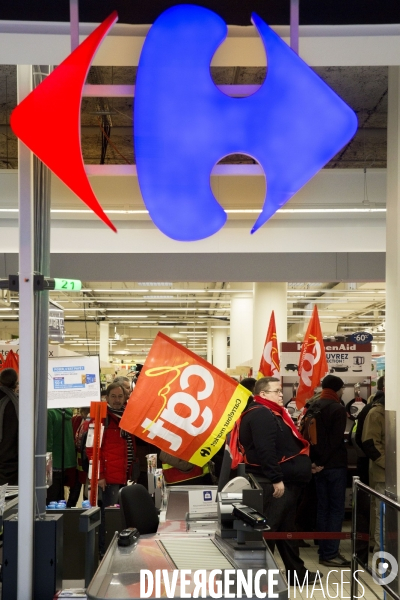 Manifestation du collectif CGT Carrefour dans l hypermarché de Montreuil, contre la  casse sociale 