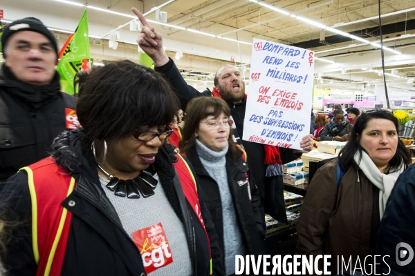 Manifestation du collectif CGT Carrefour dans l hypermarché de Montreuil, contre la  casse sociale 