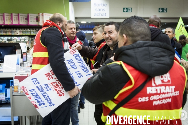 Manifestation du collectif CGT Carrefour dans l hypermarché de Montreuil, contre la  casse sociale 