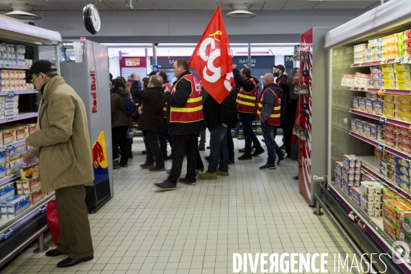 Manifestation du collectif CGT Carrefour dans l hypermarché de Montreuil, contre la  casse sociale 