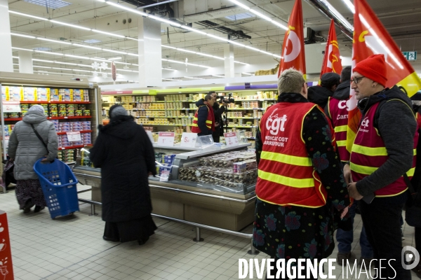 Manifestation du collectif CGT Carrefour dans l hypermarché de Montreuil, contre la  casse sociale 