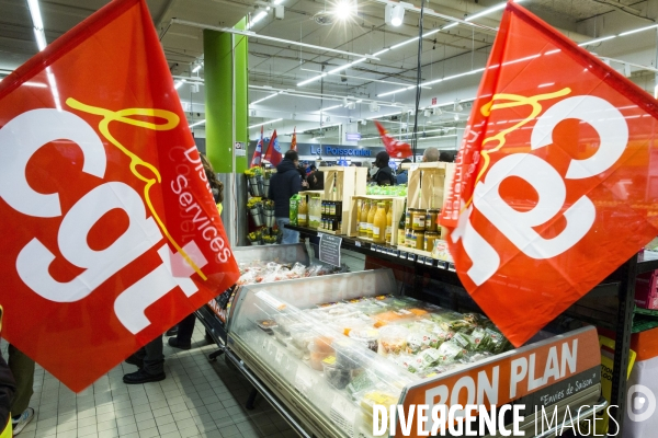 Manifestation du collectif CGT Carrefour dans l hypermarché de Montreuil, contre la  casse sociale 