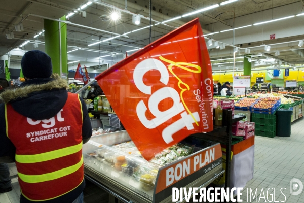 Manifestation du collectif CGT Carrefour dans l hypermarché de Montreuil, contre la  casse sociale 