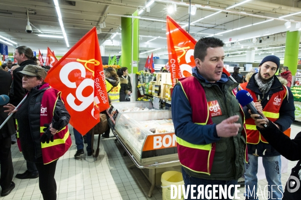 Manifestation du collectif CGT Carrefour dans l hypermarché de Montreuil, contre la  casse sociale 