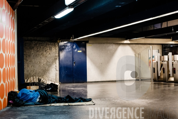 SDF dormant dans le Métro