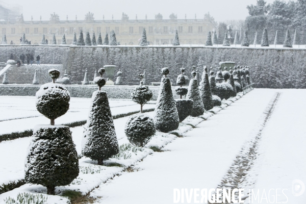 Le parc du Château de Versailles sous la neige.