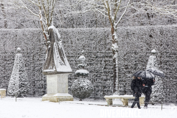 Le parc du Château de Versailles sous la neige.