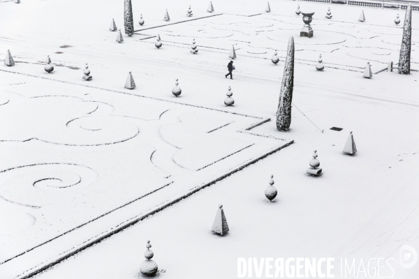 Le parc du Château de Versailles sous la neige.