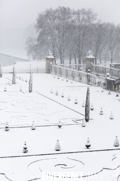 Le parc du Château de Versailles sous la neige.