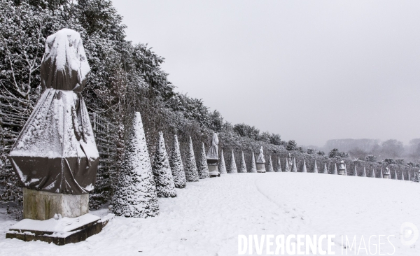 Le parc du Château de Versailles sous la neige.